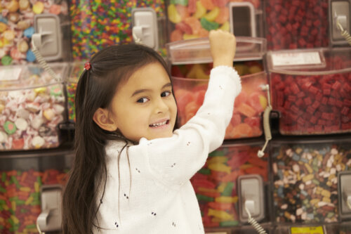 Niña en una tienda de golosinas.