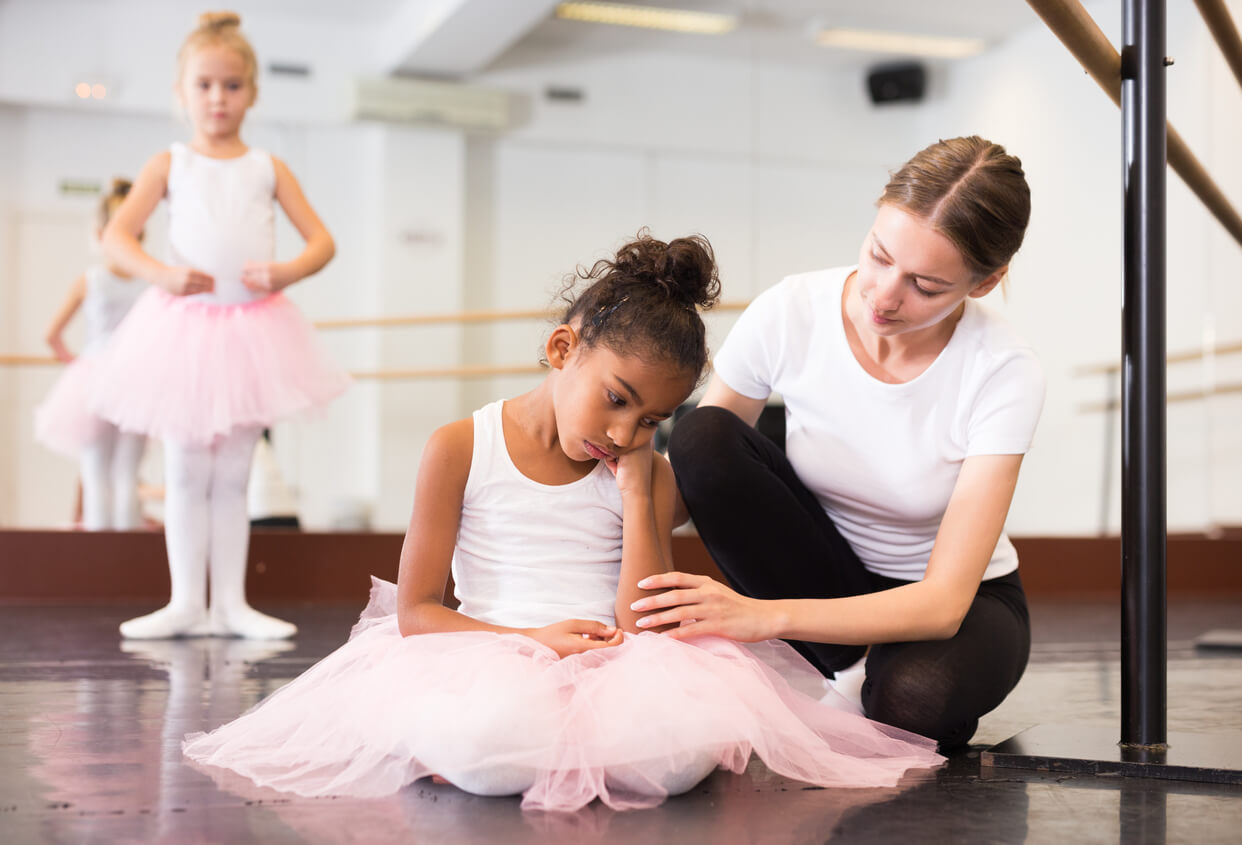Fille démotivée par le ballet avec sa professeur.