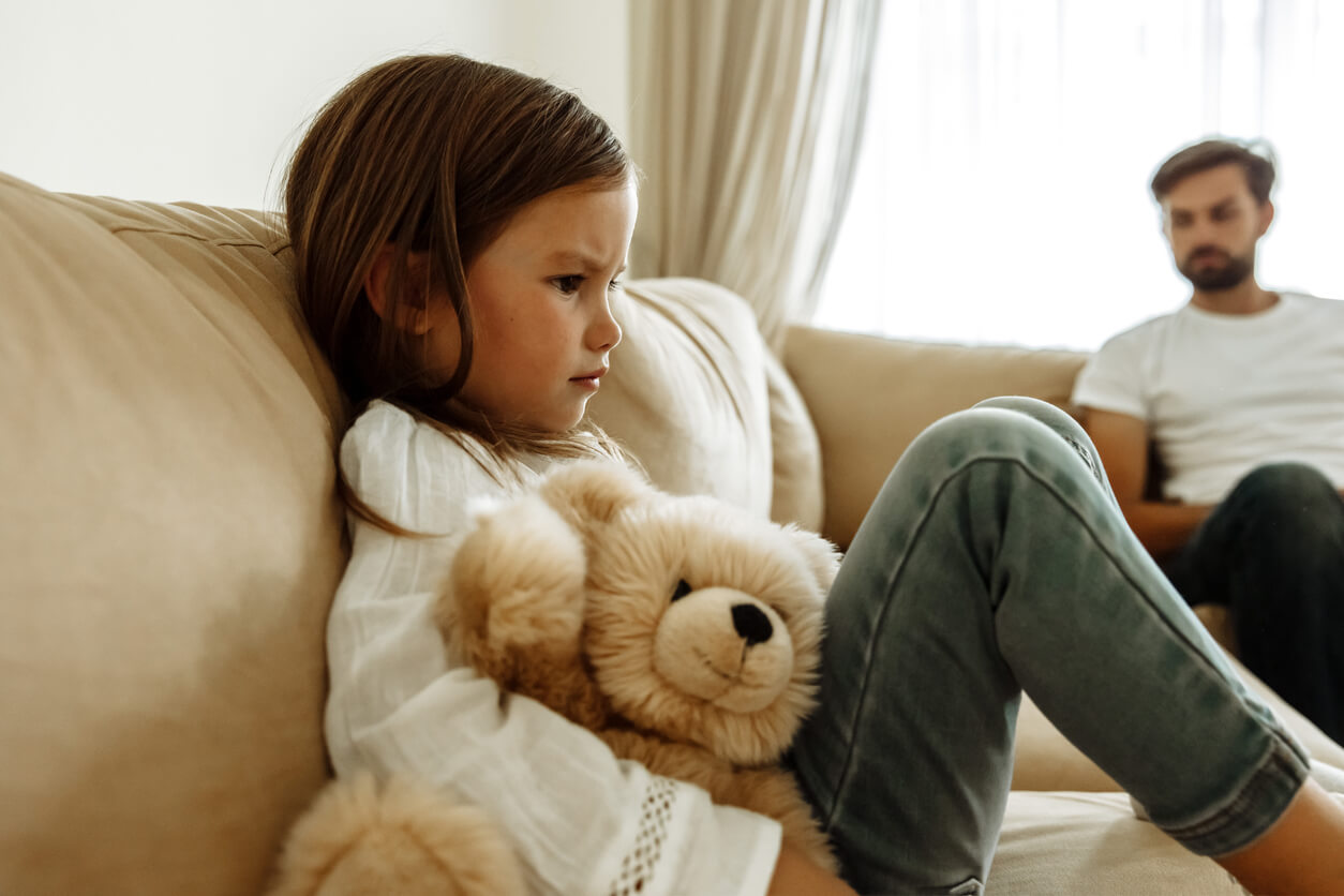 Fille triste parce qu'elle est affectée par les critiques excessives de son père.