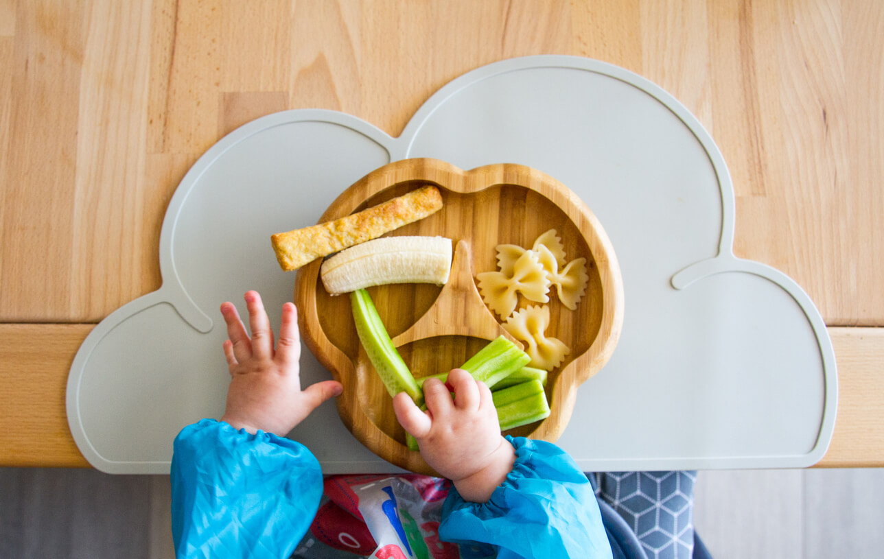 Niño comiendo mediante el baby led weaning.