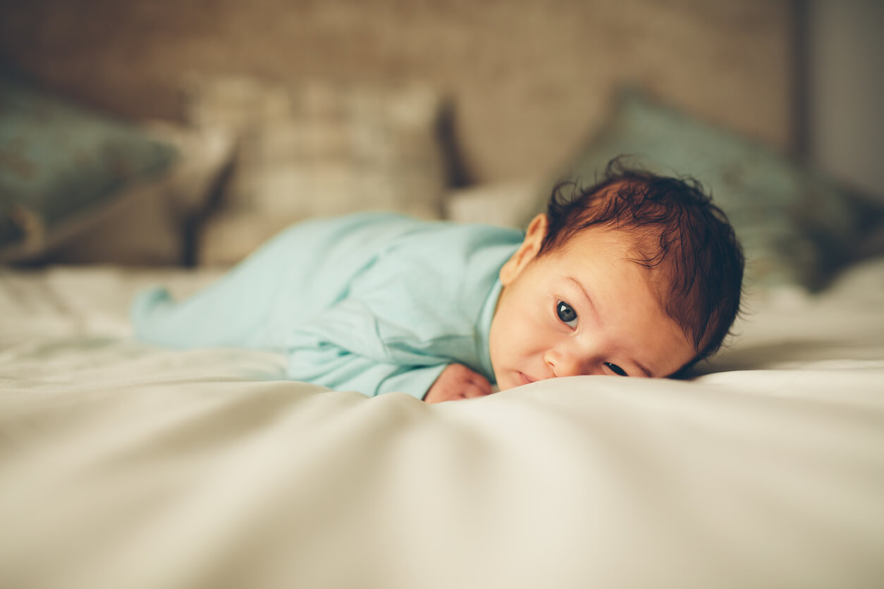 Bambino sdraiato a faccia in giù.