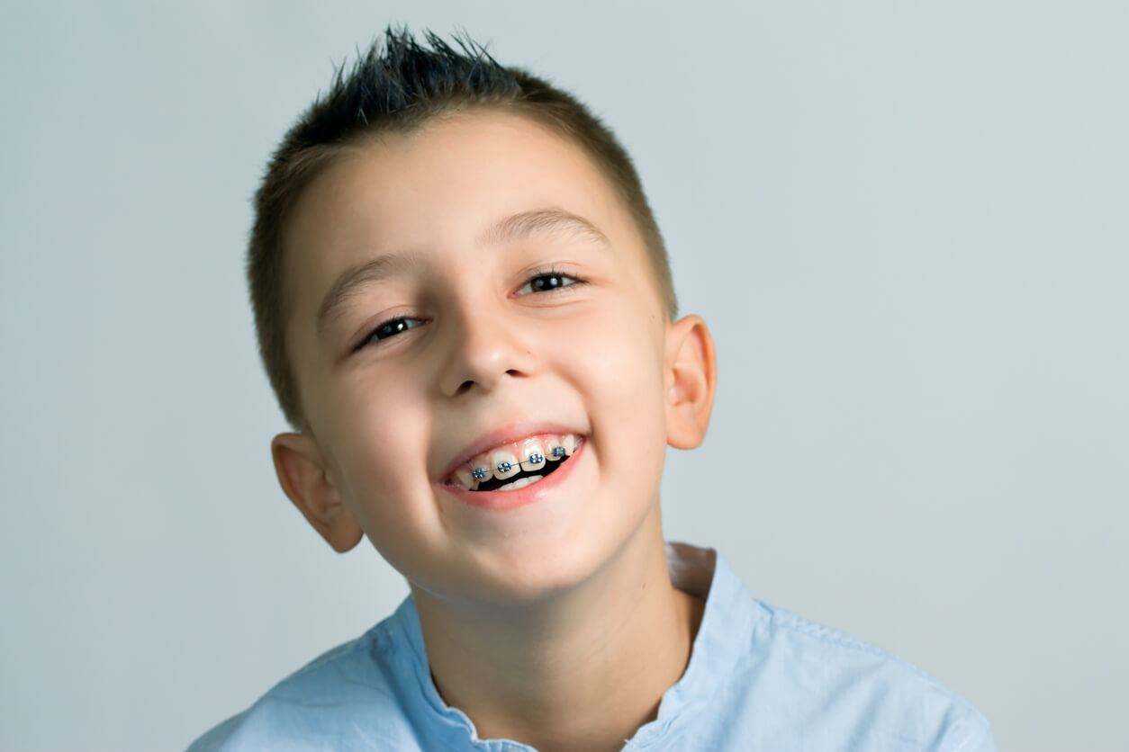 Niño con brackets.