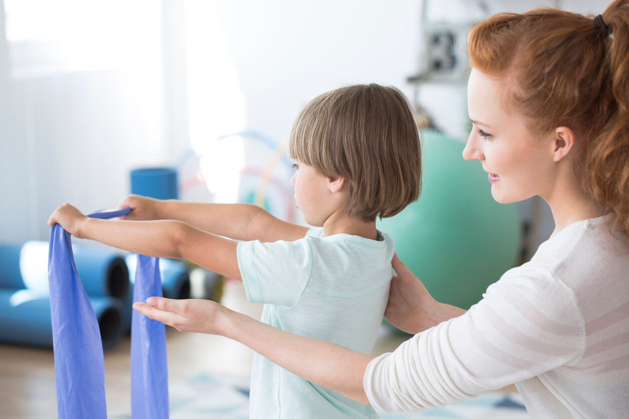 Un enfant lors d'une séance de physiothérapie.