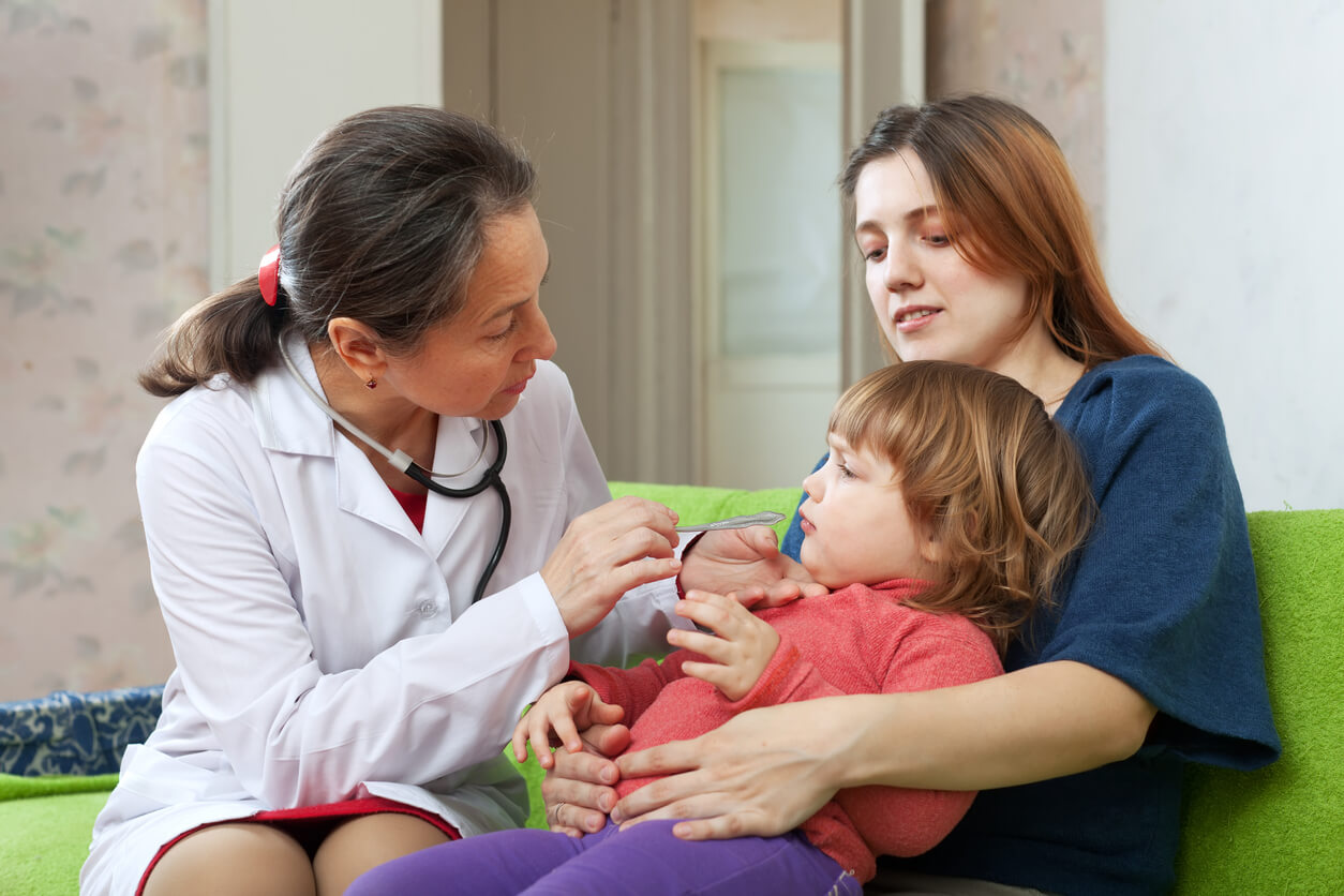 Pédiatre avec un enfant souffrant d'insuffisance cardiaque.