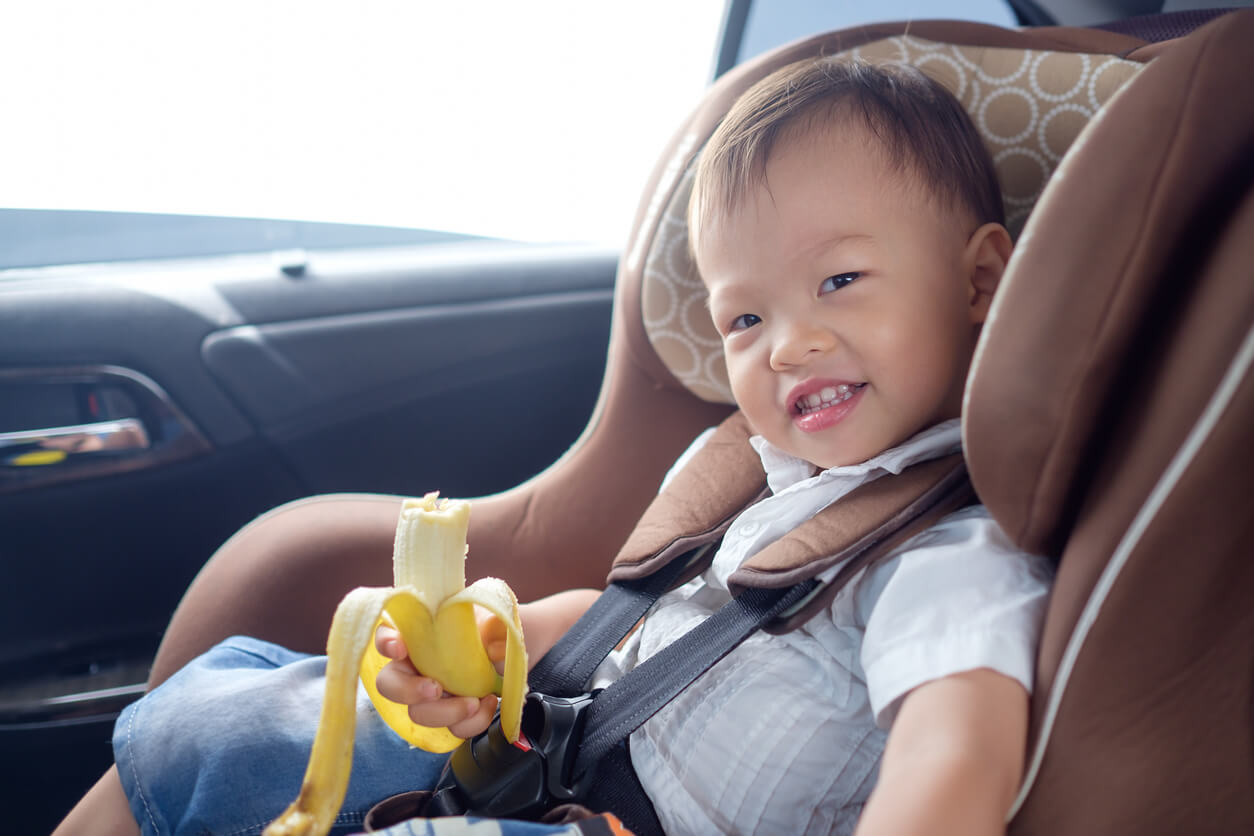 Niño comiendo plátano porque tiene muchos beneficios.