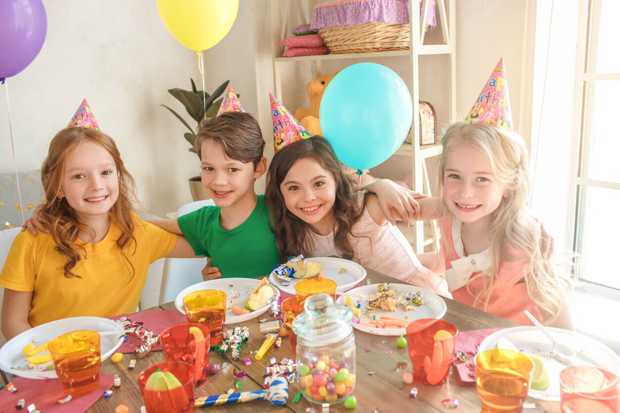 Para controlar el consumo de golosinas en la alimentación infantil lo mejor es que solo las consuman en celebraciones especiales, como los cumpleaños.