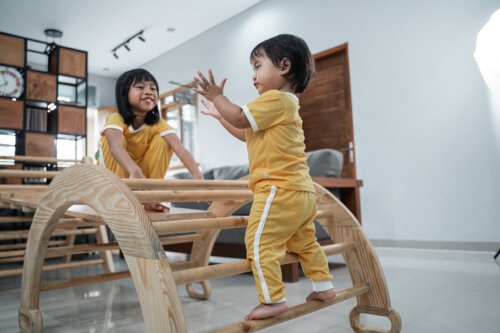 Niños jugando libremente.