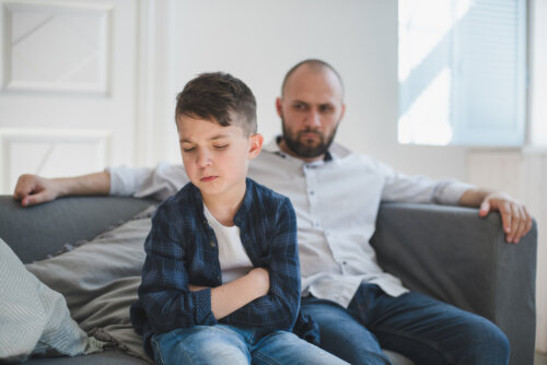 Padre criticando a su hijo.