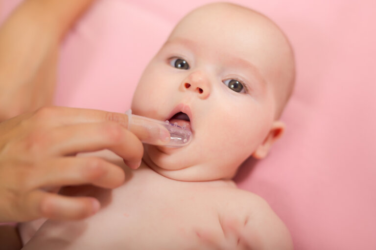 ¿Hay que limpiar las encías de los bebés?