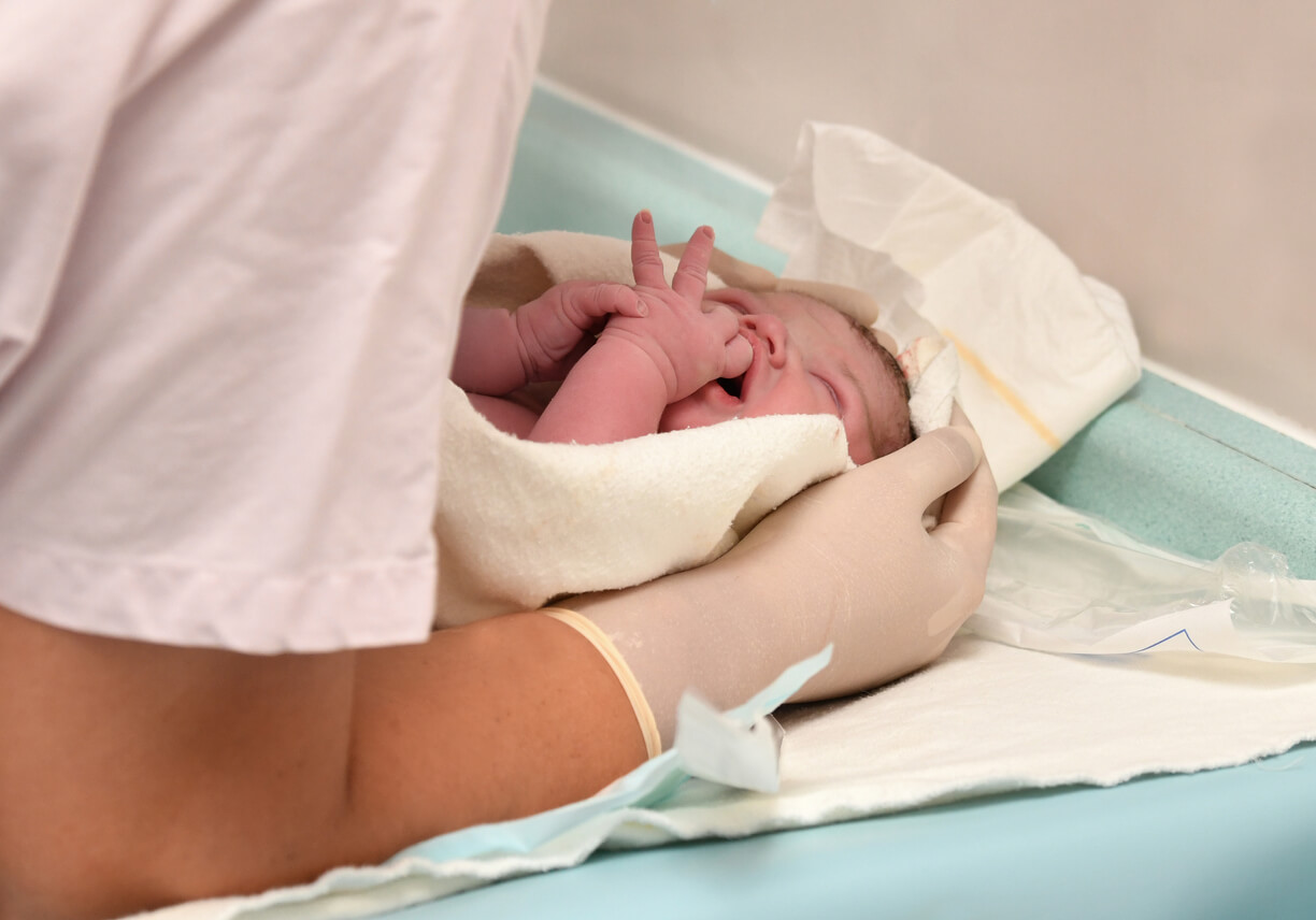 L'alimentation est l'une des raisons pour lesquelles les bébés perdent du poids à la naissance.