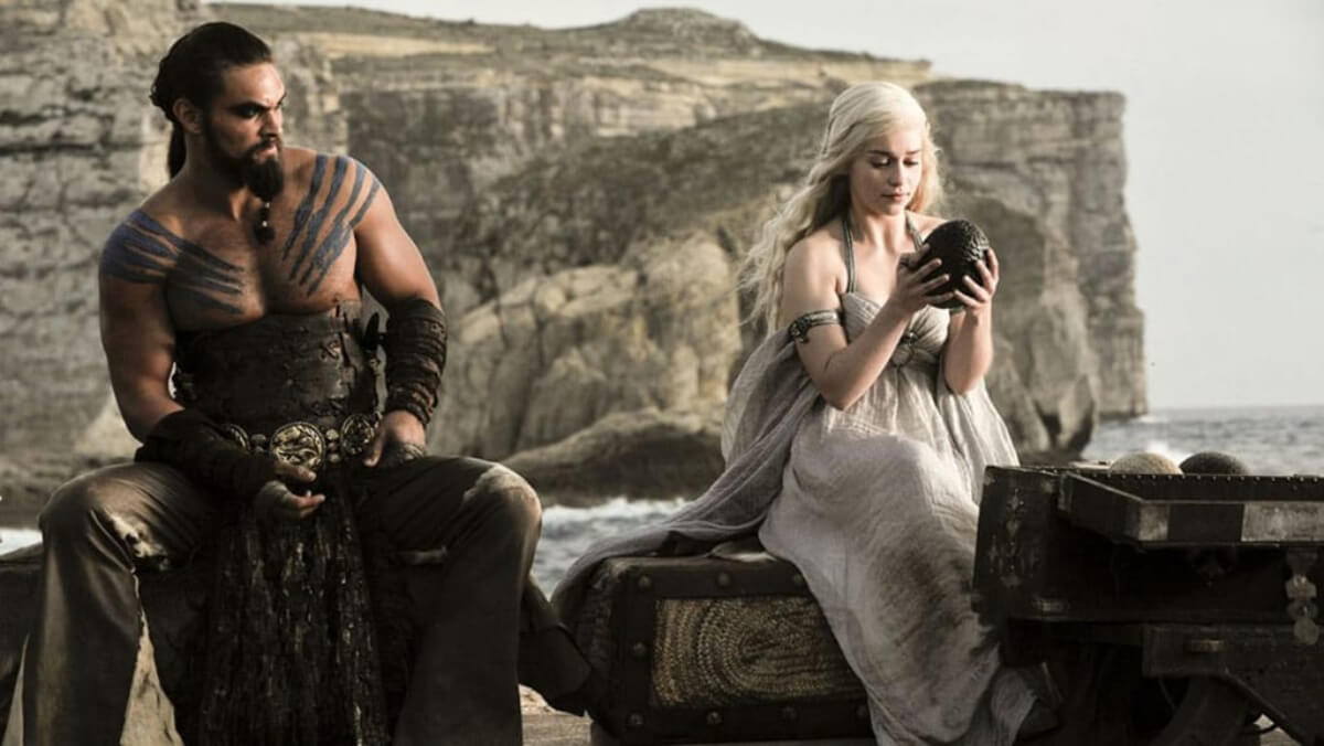 Daenerys con un uovo di drago.