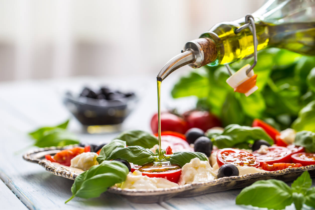 Salade fraîche avec de l'huile d'olive. 