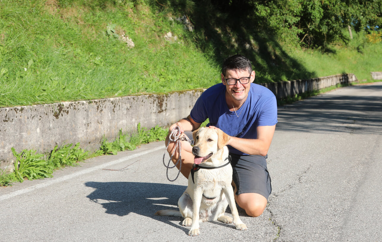 Hombre adulto con trastorno del espectro autista.