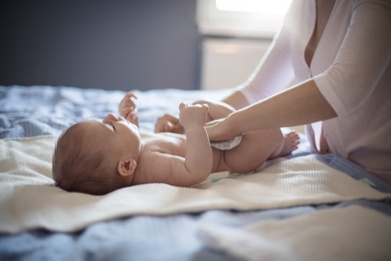 Caca de los bebés: tipos y señales de alerta