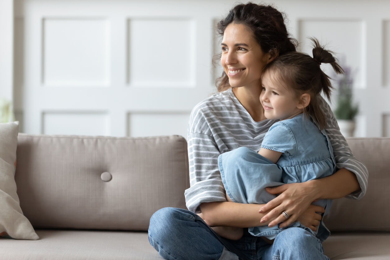 Madre ayudando a su hija a desarrollar la resiliencia.
