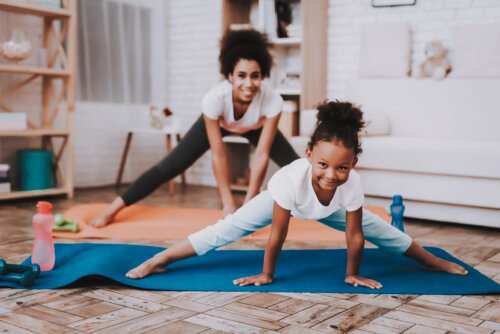 entrenamiento en casa mama y nina mat en piso living agua yoga relajacion estiramiento deporte