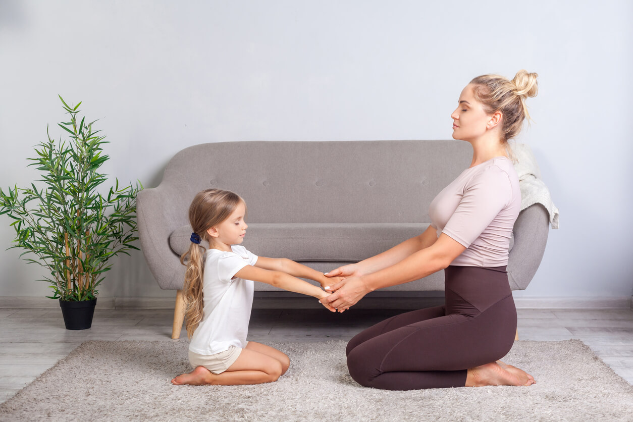 Madre e hija practicando mindfulness.