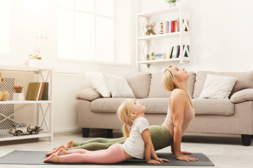 Madre e hija practicando yoga.