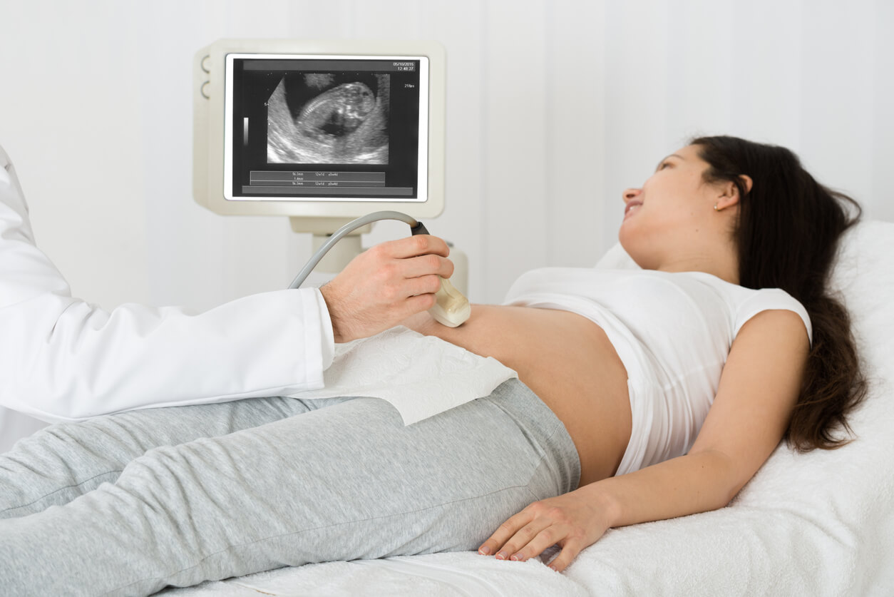 Mujer haciéndose una ecografía en el segundo trimestre de embarazo.