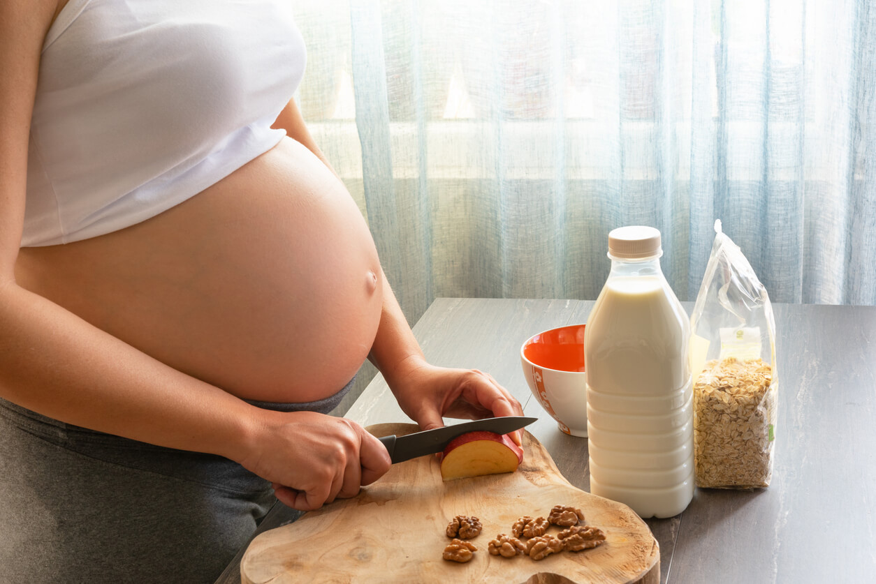 Femme enceinte prenant des fibres pour éviter la constipation.