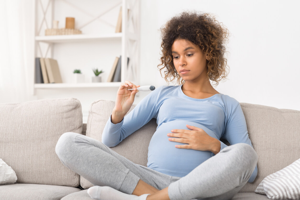 Femme enceinte avec de la fièvre.