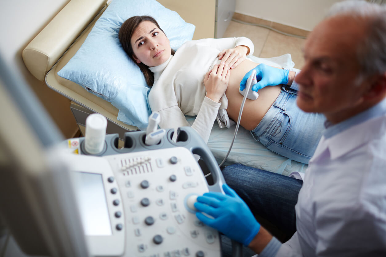 Echographie du ventre d'une femme enceinte.
