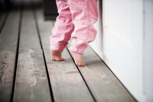 Mi hijo anda de puntillas, ¿es un hábito o un problema?