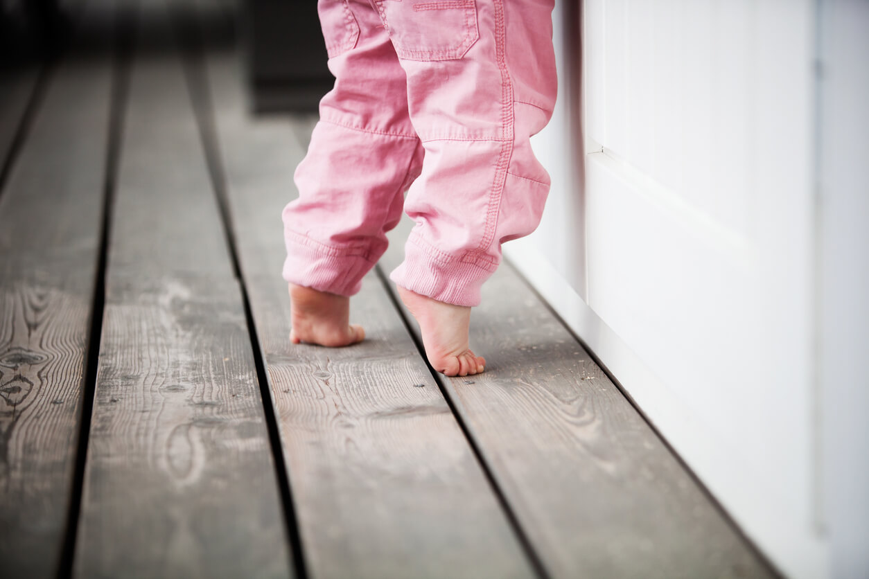 Mi hijo anda de puntillas, ¿es un hábito o un problema?