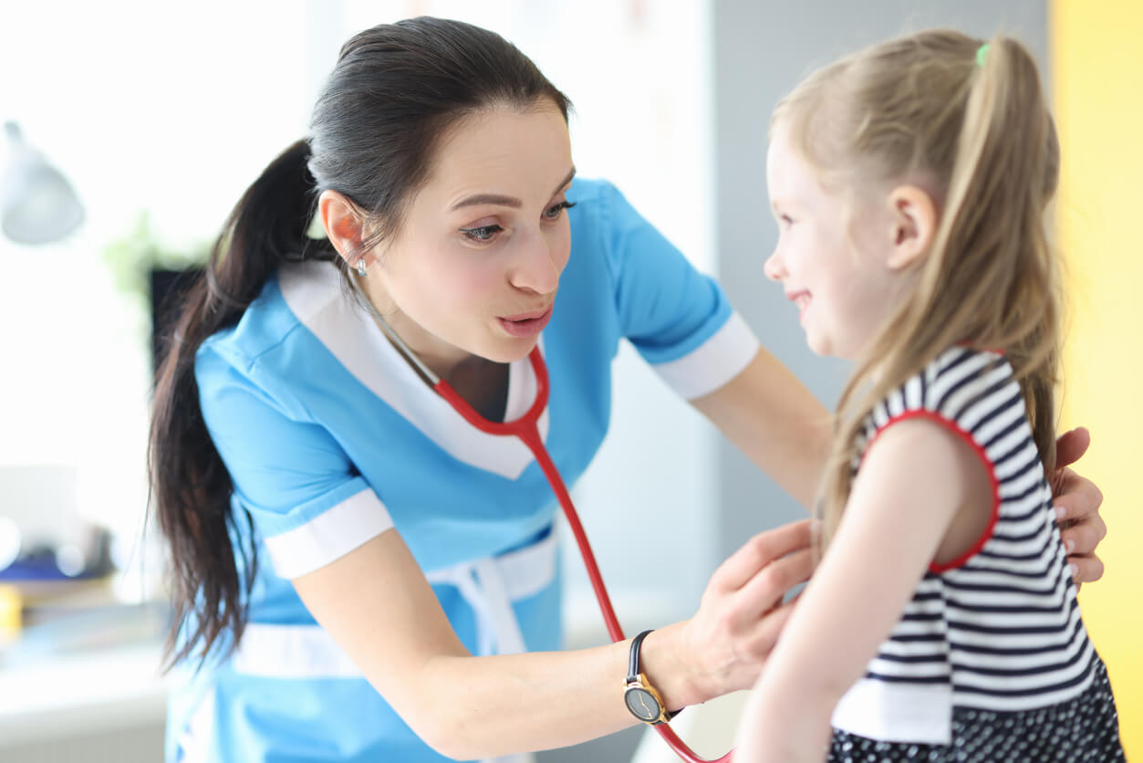 Petite fille chez le pédiatre avec des problèmes respiratoires.