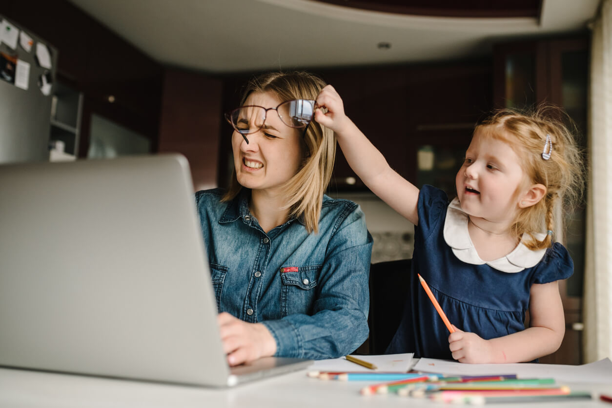 Les enfants qui taquinent doivent apprendre à se comporter.