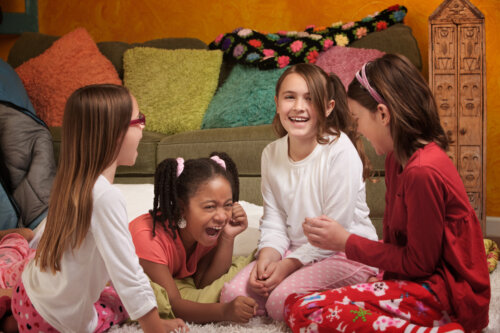 Niñas riendo en una fiesta de pijamas.