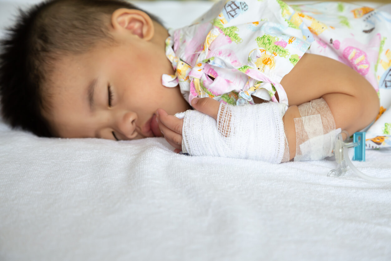 Enfant malade atteint de méningite.