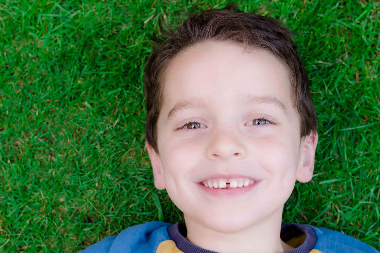Niño sonriendo con diastema, uno de los problemas de mordida más frecuentes.