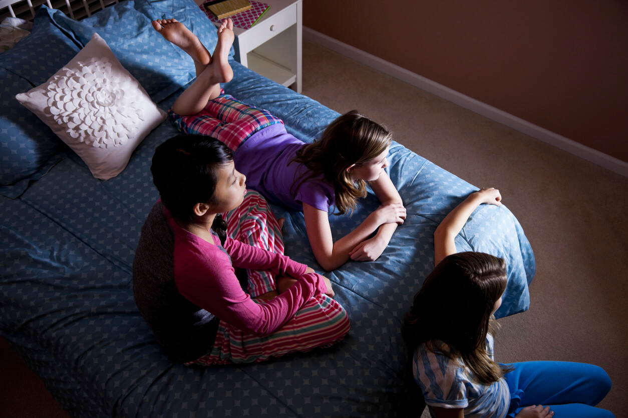Niños viendo la tele en una fiesta de pijamas.