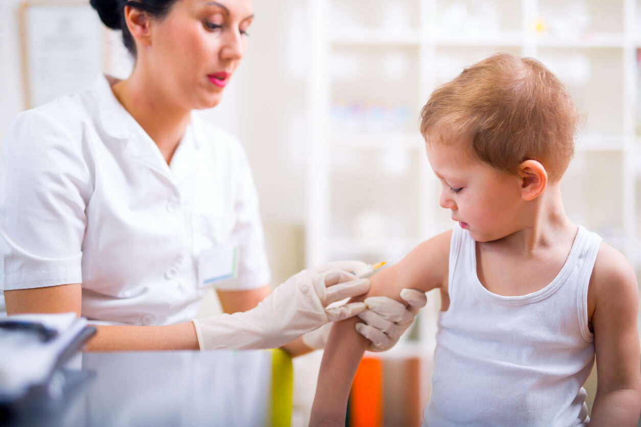 Garçon recevant le vaccin contre la méningite.