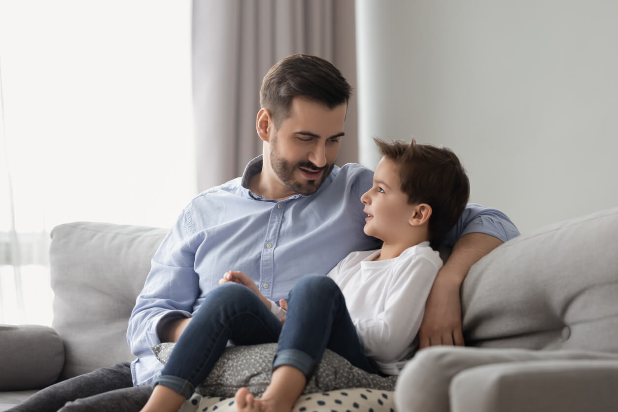 Padre hablando con su hijo sobre resiliencia.