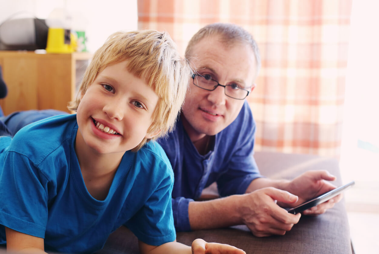 Pai e filho com transtorno do espectro do autismo.