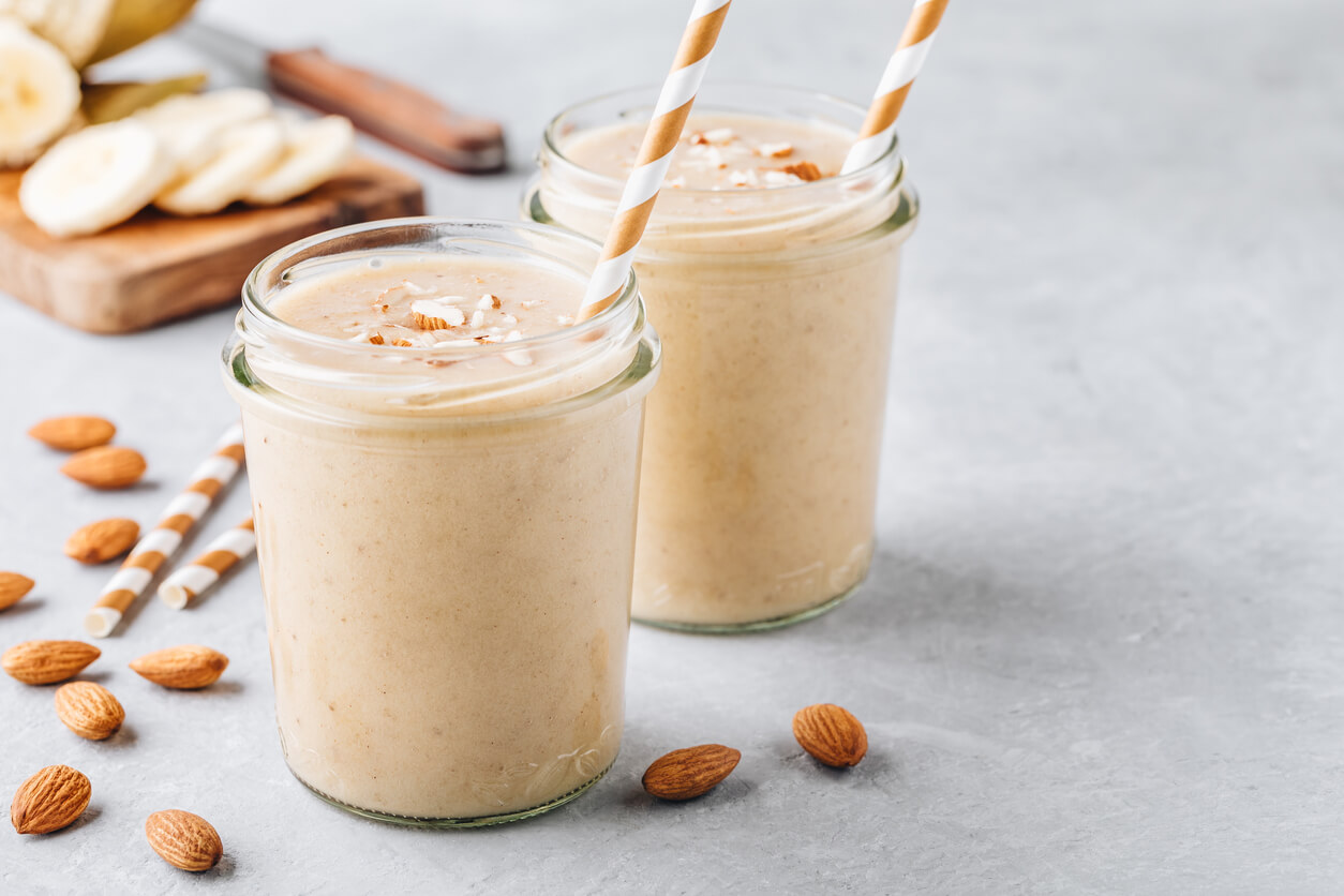 Shakes protéinés avec des amandes.