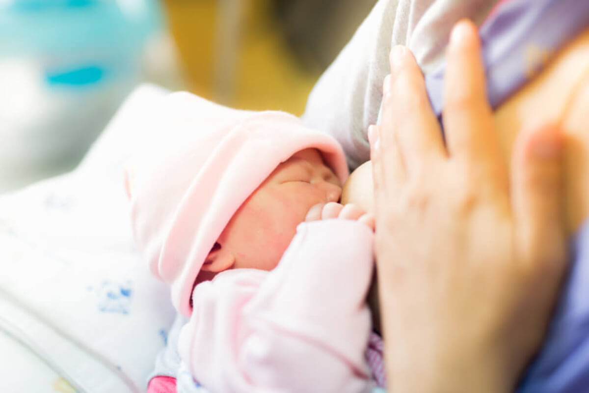 Une mère qui allaite son bébé.