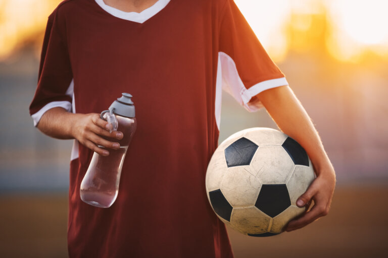 Hidratación y deporte en los niños: lo que debes saber