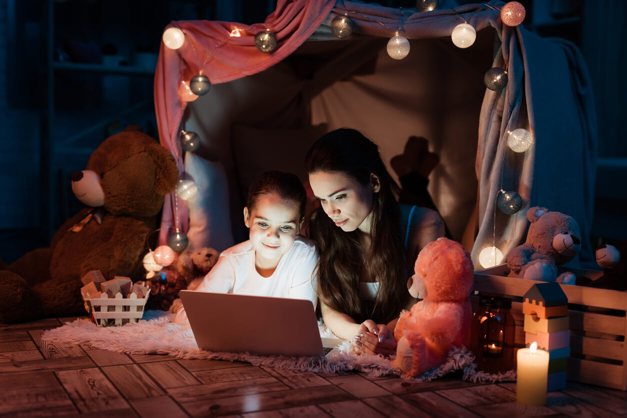 juego aprendizaje portatil computador laptop pc madre nino hijo noche luces choza dormitorio feliz