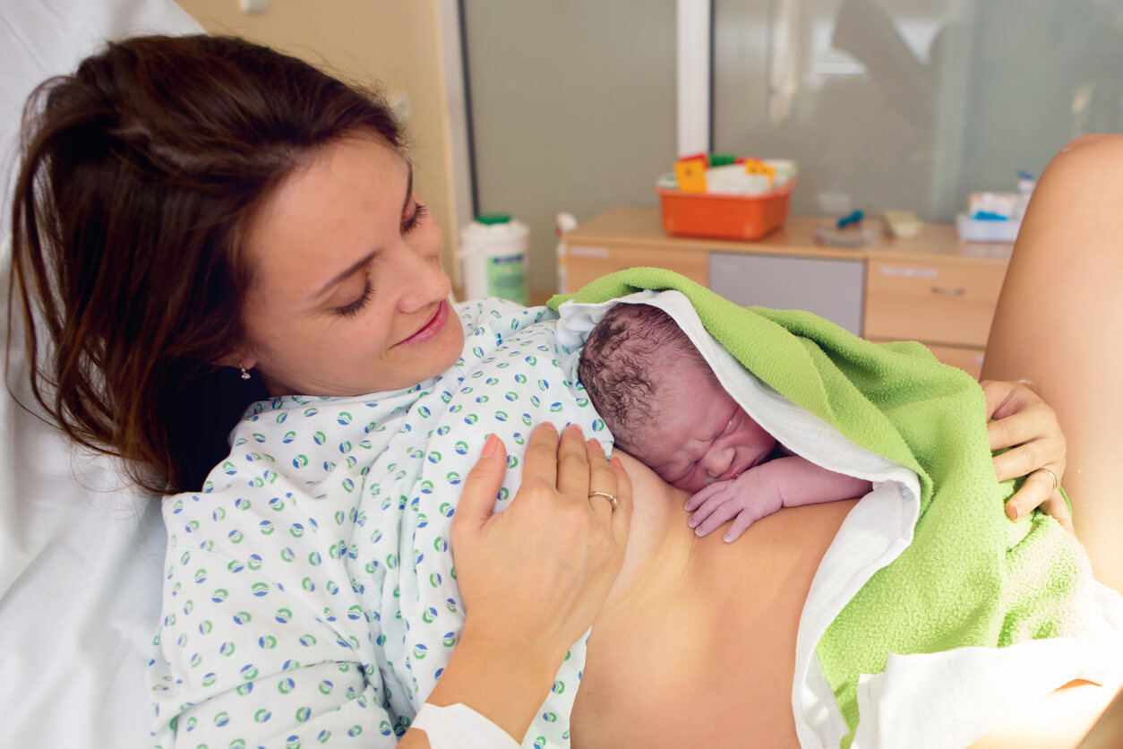 Mère avec son bébé prématuré dans ses bras.