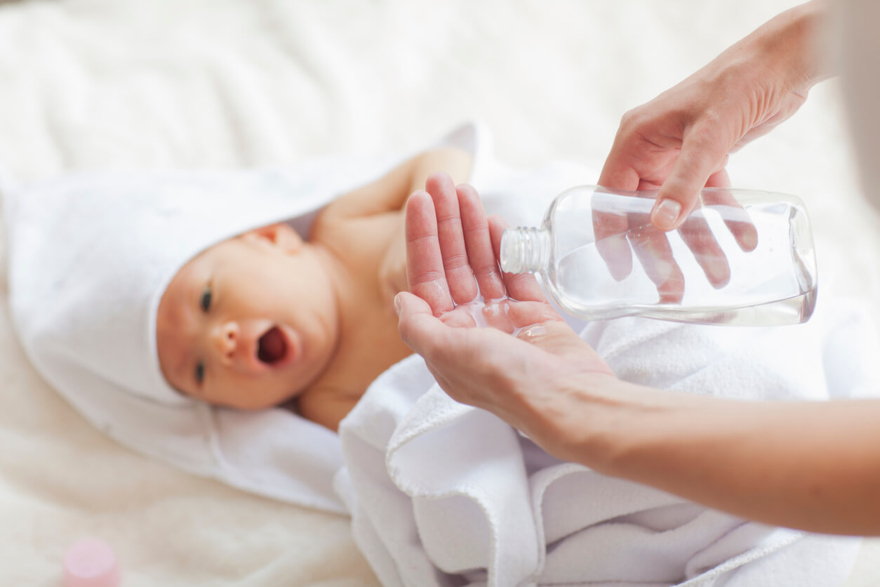 Huile essentielle pour les massages de bébé.