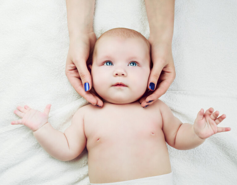 ¿Cómo dar un masaje facial a tu bebé?