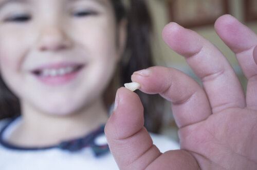 ¿Es bueno arrancar los dientes de leche?