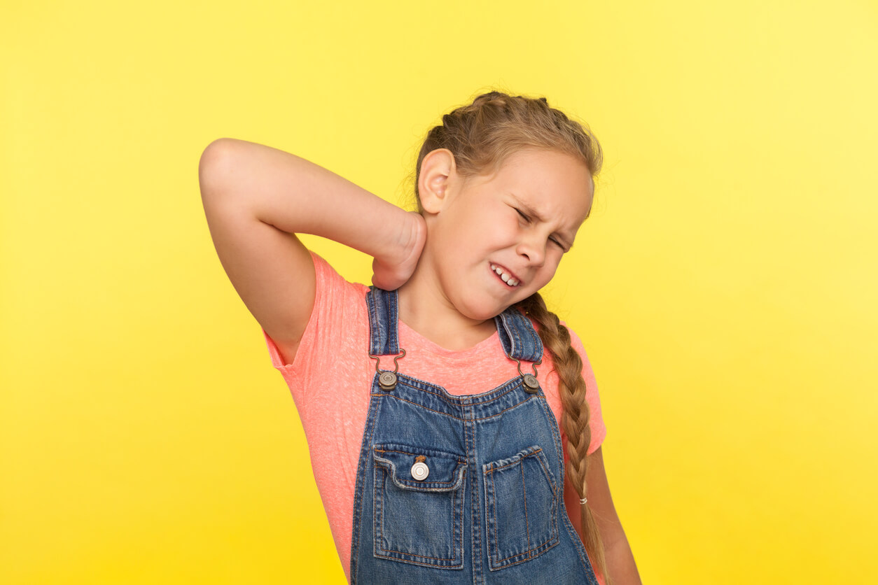 Niña con dolor de cuello.