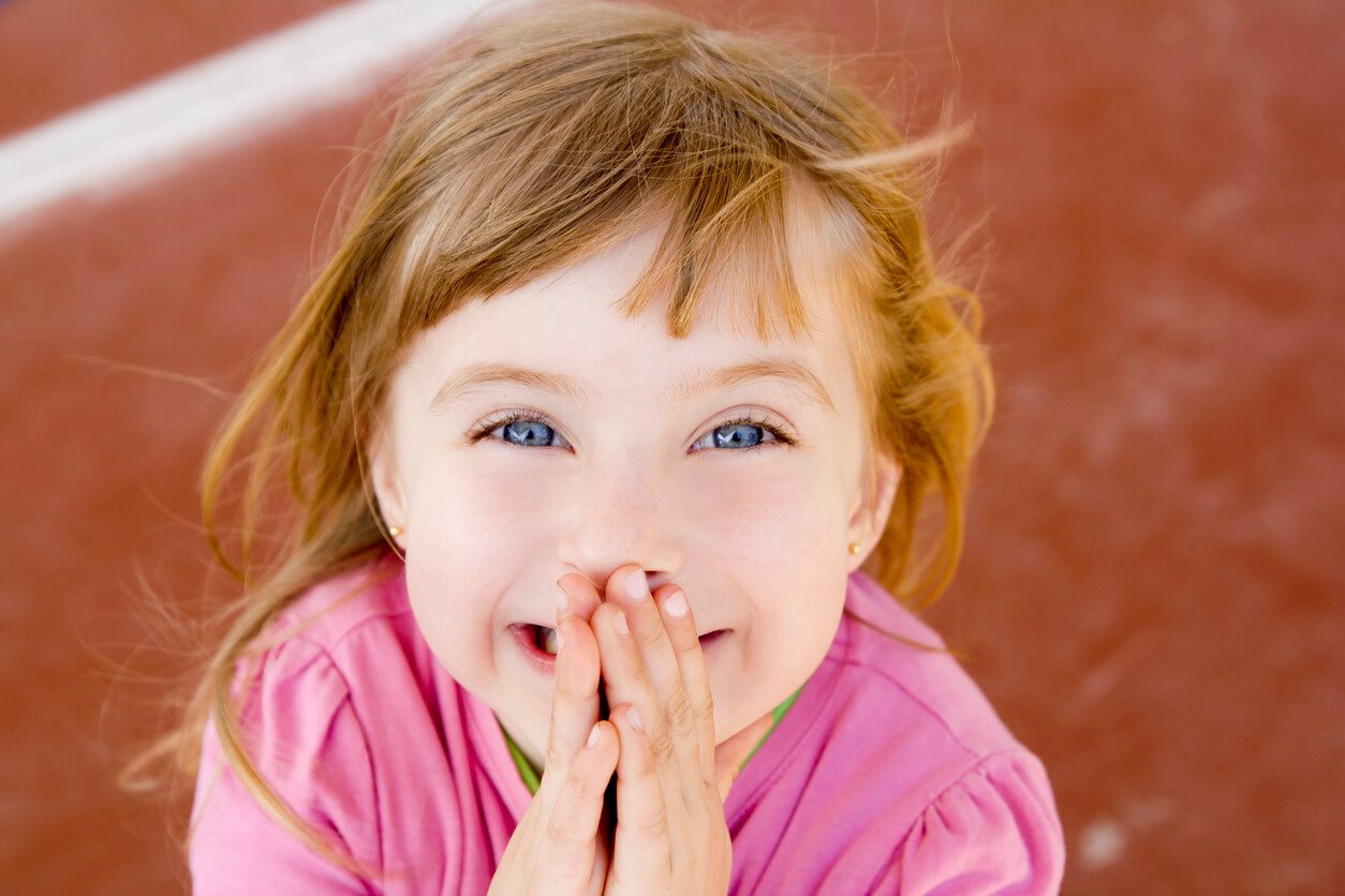 Niña ilusionada.