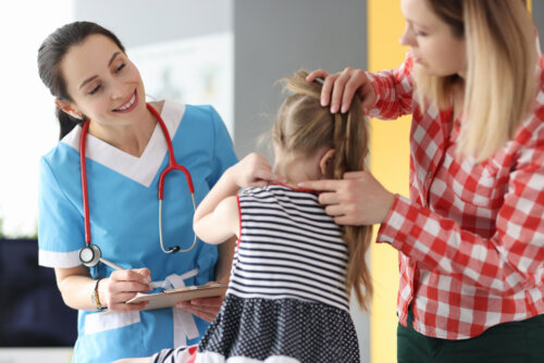 Niña en el pediatra con dolor de cuello.