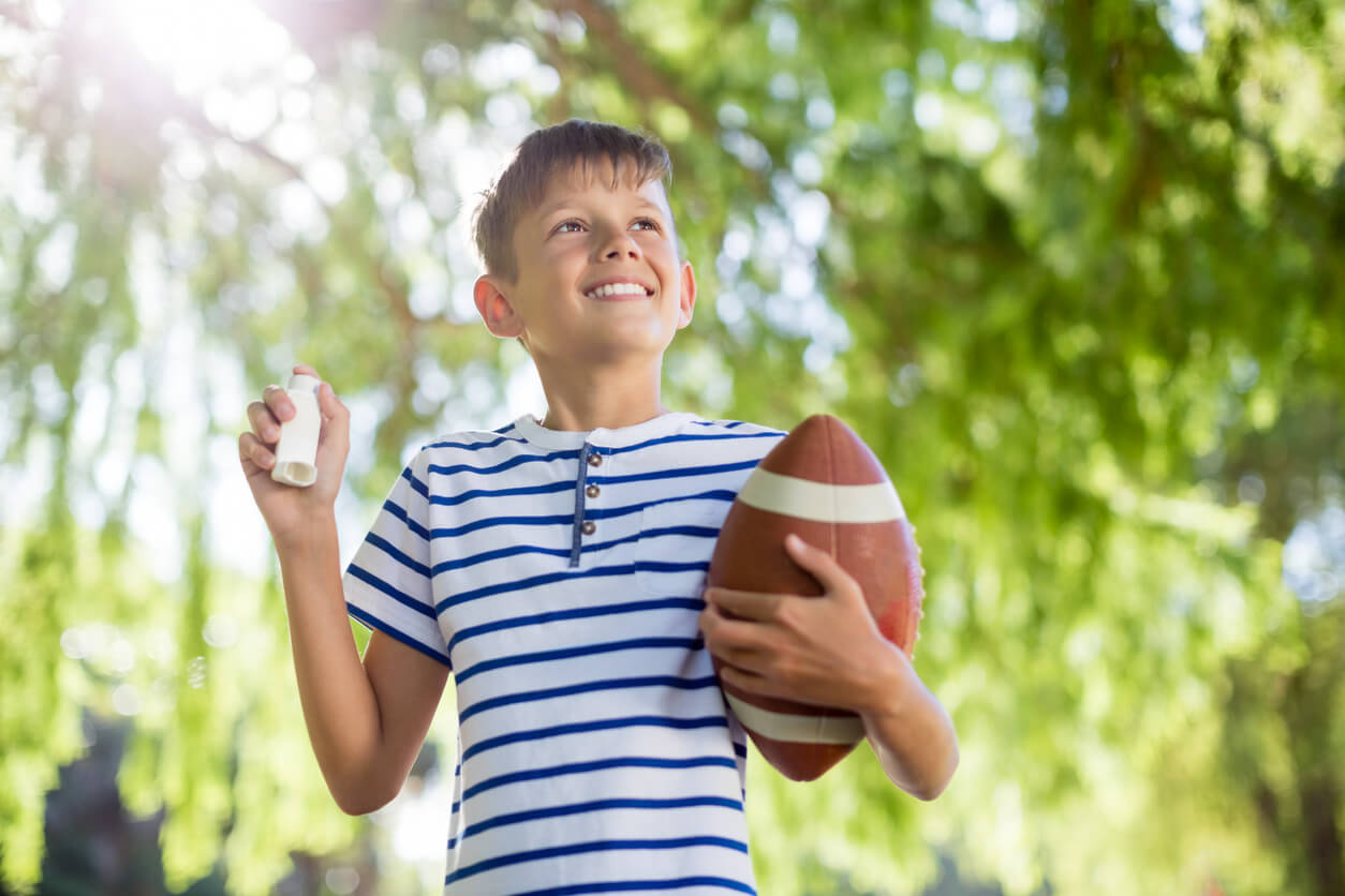 Les enfants asthmatiques peuvent pratiquer des sports, comme le football.