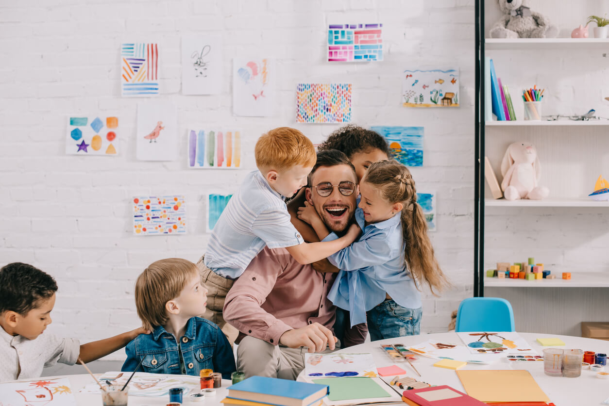 Niños en clase con su profesor.